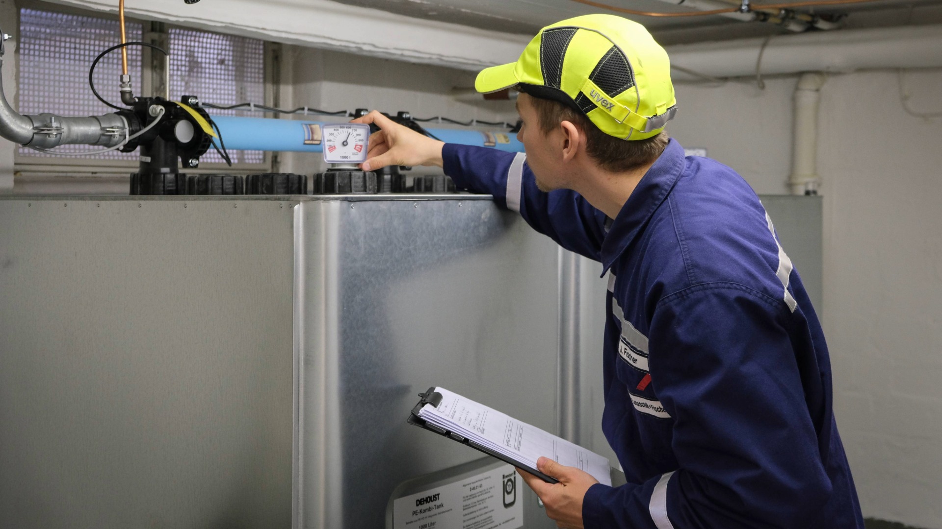 Ein Mitarbeiter der Firma Latoschik + Fischer Behälterschutz Tankanlagen Nachf. GmbH führt eine Heizöltankwartung durch